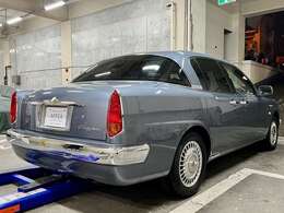 「洗練された美しいデザイン」「外装塗装に漆塗りの技術を採用＝センチュリーと同じ塗膜」「複雑な形状のFフェンダーと車体正面のFエンドパネルを結合」「複数のパネルを組み合わせたRアフェンダー」が特徴！！