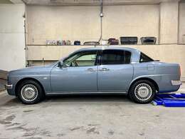 一度塗装した表面をキメの細かい耐水ペーパーで磨く『水研』を施して再塗装するセンチュリーと同様の塗装工程！「ライトグレイッシュブルーマイカメタリックモリブデン」「ブラック」「ブルーマイカ」の3色設定！