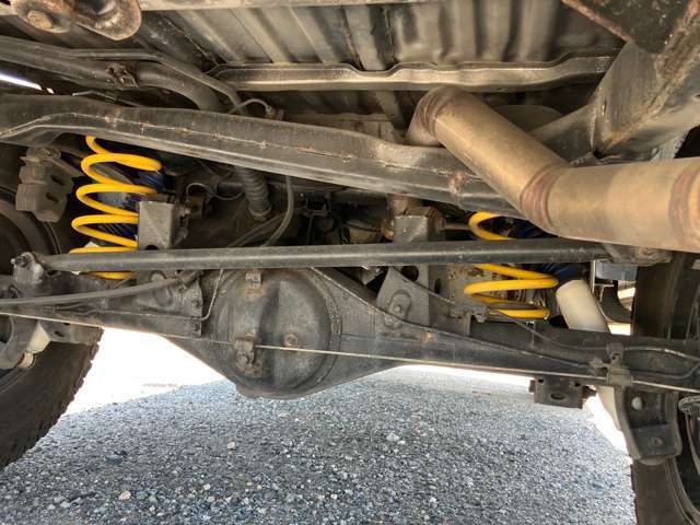 ハイラックスサーフ　MT 4WD 社外ホイール　横出しマフラー　革調シートカバー　サイドカメラ　バックカメラ