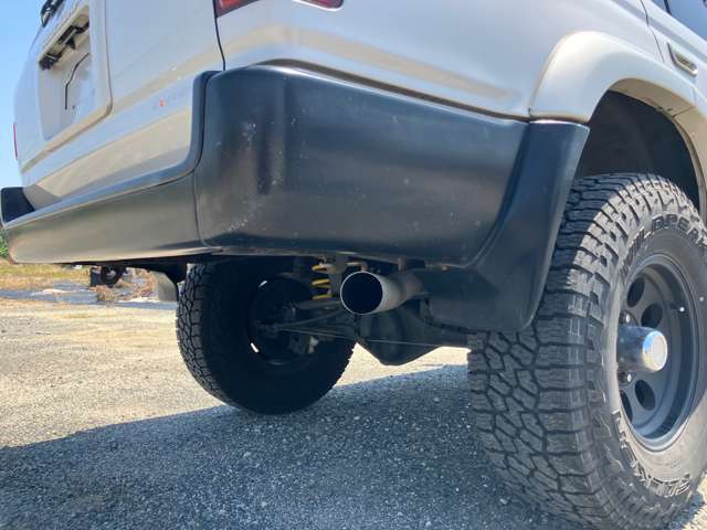 ハイラックスサーフ　MT 4WD 社外ホイール　横出しマフラー　革調シートカバー　サイドカメラ　バックカメラ