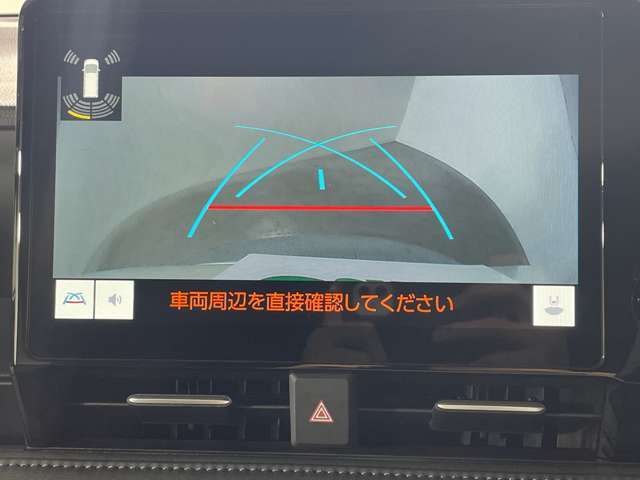 【バックモニター】後ろのカメラの映像がモニターに映し出されるので、後方の見えない死角や、障害物との距離感などもしっかり安全確認することができます！