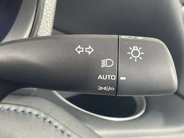 【オートライト（AUTO）】外の明るさをシステムが感知して、自動でヘッドライトが点灯します！ヘッドライトをつけ忘れを防ぐ便利機能です。