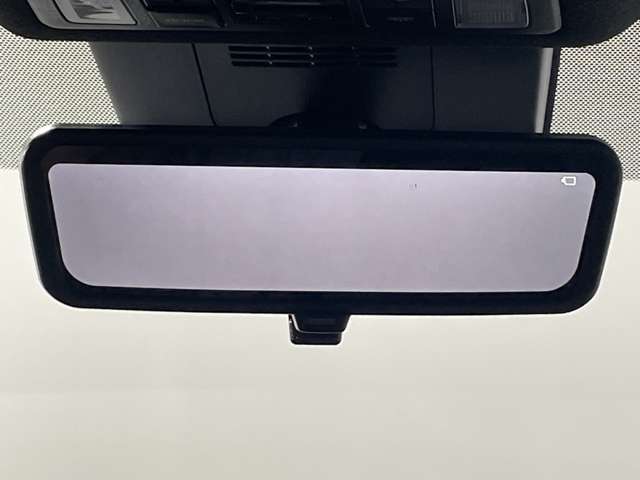【デジタルルームミラー】車両後方カメラの映像をルームミラーに映すことが出来ます。 そのため、後席に人や荷物があって後方が見えづらい場合でもしっかり視界を確保することが出来ます。