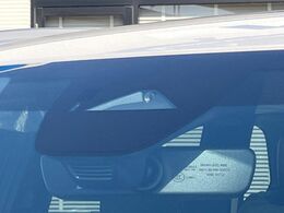 【スマートブレーキサポート】走行中に前方の車両等を認識し、衝突しそうな時は警報とブレーキで衝突回避と被害軽減をアシスト。より安全にドライブをお楽しみいただけます。