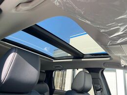 【パノラマルーフ】大型のガラスルーフ搭載で車内の解放感が一気にアップ！開放的なドライブをお楽しみいただけます。