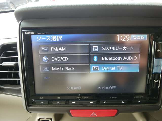 【ブルートゥース対応】スマホ連携で車内のスピーカーを利用して音楽を再生したり、ハンズフリーで通話ができます。【CD/DVD再生】お気に入りの音楽または動画再生で、快適なドライブが楽しめますね♪