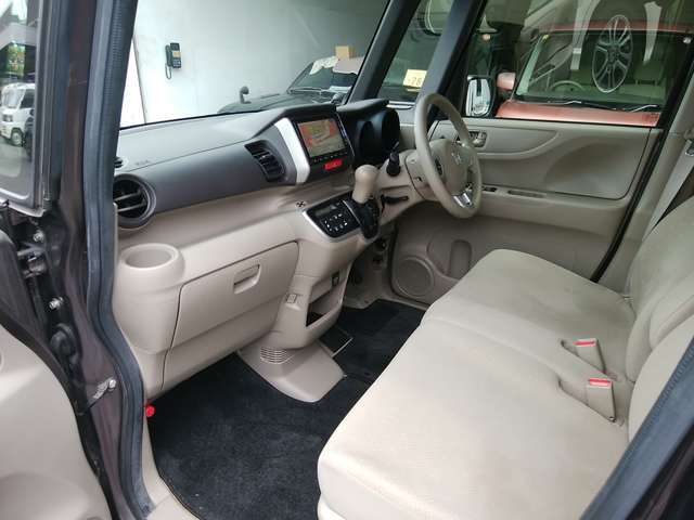 【運転席・助手席】足元はとてもゆったりしております！長時間運転しても疲れを感じませんよ♪助手席も広々です♪座ってみるとその広さを感じます！