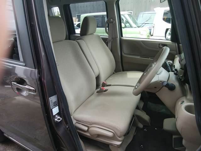 運転者にとっては日々使用することとなる運転席です。運転席が快適だと運転に集中することができますね。なのでしっかりとチェックしたいポイントですね。