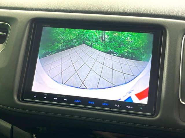 【バックカメラ】駐車時に後方がリアルタイム映像で確認できます。大型商業施設や立体駐車場での駐車時や、夜間のバック時に大活躍！運転スキルに関わらず、今や必須となった装備のひとつです！