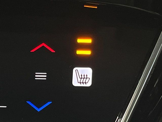 【シートヒーター】寒い日に重宝するシートヒーター！エアコンより早く温まってくれるので寒がりの人も安心ですね♪エアコンの温風は乾燥するから苦手、という方にもをおすすめです。