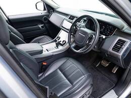 すべての要素が細心の注意を払って設計された美しいコックピット。贅を尽くした造りこみ、快適性、機能性を高次元で満たしたレンジローバースポーツは、どこまでもドライバーのための車です。