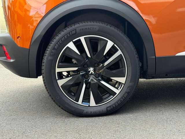 EVには18インチが標準装備でガソリンモデルとの違いを感じられるポイントです