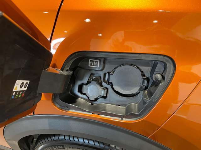 家庭用200V充電と急速充電の2種に対応した充電プラグで、充電環境に応じて使い分けることが可能です。