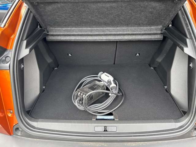 200V充電器が付属されます。