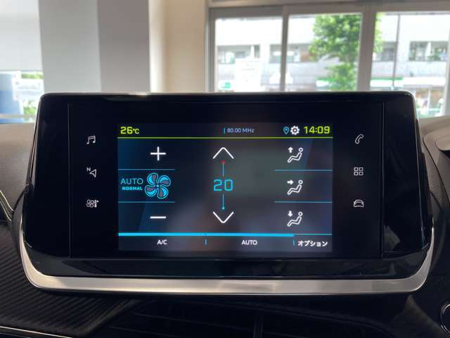 車内空調の設定も大画面で操作性に優れております。