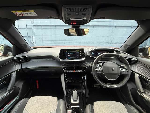 I-COCKPITは、運転に必要な情報を少ない視線移動で把握できるため、運転のしやすさと安全性に優れています。