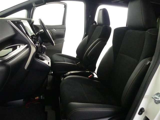 高いホールド性で運転姿勢が安定します。長距離ドライブでも疲れにくいのが魅力です。快適なドライビングライフをお送りください♪