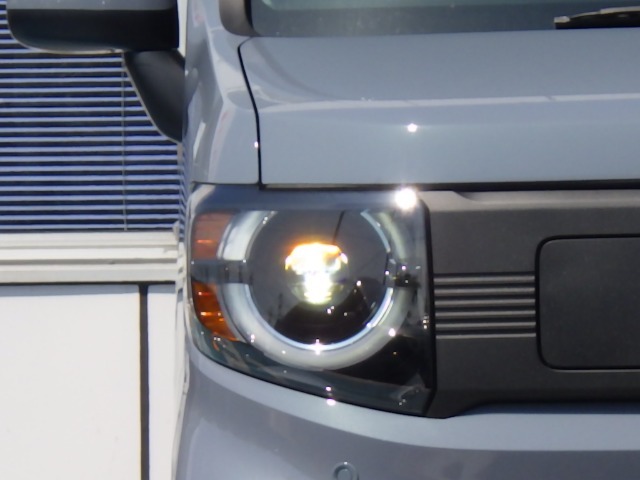 ★LEDヘッドライト搭載★ 白っぽく光る明るく省電力なLEDライト！先進的な白い輝きでフロントフェースを引き締めます☆