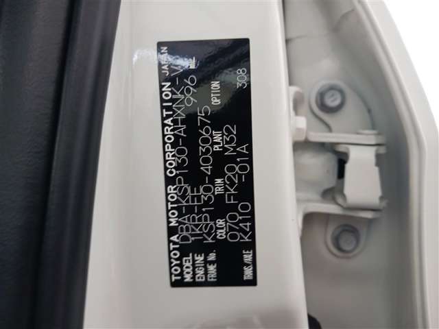 【コーションプレート】には製造元や車体番号、車体色番号といった車両の詳細な情報が記載されております。