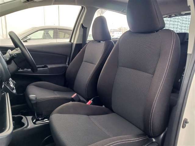 体を包み込むような座り心地で運転をサポートします。