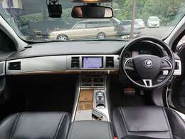広々とした車内空間をご希望の方にお薦めしたい1台です。ビジネス用途からショッピングやレジャーまで、多彩なニーズに応えてくれる。