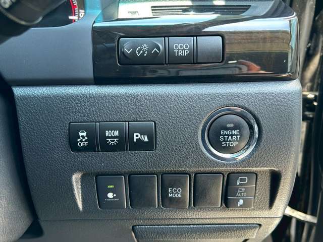 スマートキー搭載の車両は、バックやポッケにキーを持っていることで、鍵を挿入する手間がない大変便利な機能です！ボタン一つを押したり鍵を入れずにエンジンを掛けることが可能です！