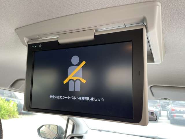◆【後席ディスプレイ（フリップダウンモニター）】後部座席からも、DVDや映画、ライブ映像、YouTube動画など様々な動画が楽しめ、ドライブが退屈しません！
