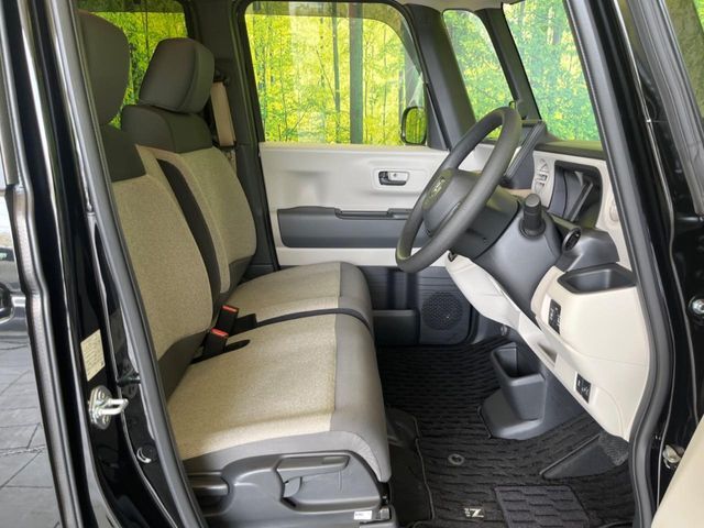 運転席シート廻りは使用感も少なく、良好な状態となっています。前オーナー様が丁寧に使っていたことがよくわかりますね。