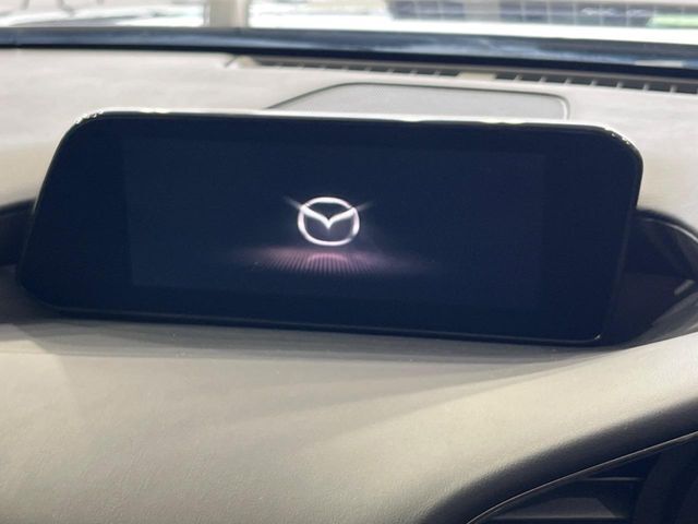 【8.8インチマツダコネクト】車内の雰囲気にマッチした大型のディスプレイ。スマホ接続でのナビ使用やBluetooth再生等、様々な機能が楽しめます。直感的なダイヤル操作が可能で、使い勝手も良好です。