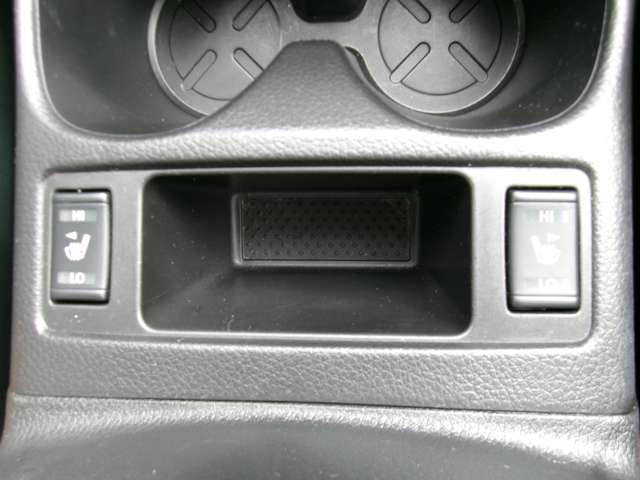 シフトの横にドリンクホルダーがあります♪