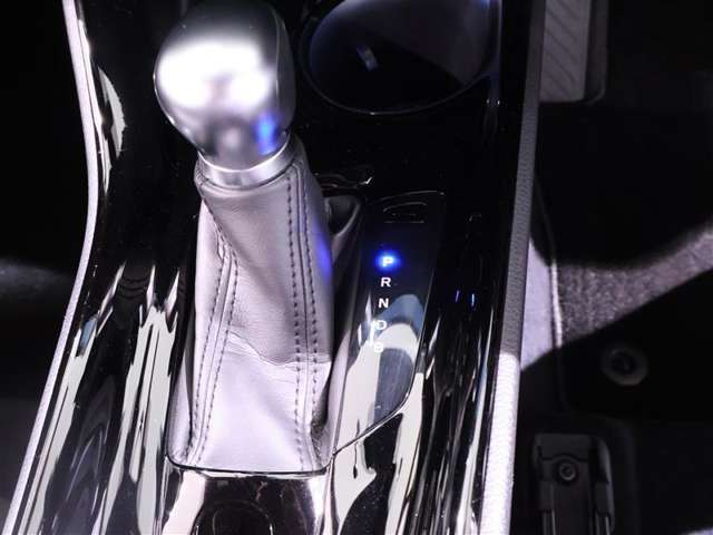 操作ラクラクのシフトです。　坂道や信号のストップ＆ゴーの多い日本では操作が簡単！　シフトチェンジしやすい配置で操作し易いですね。