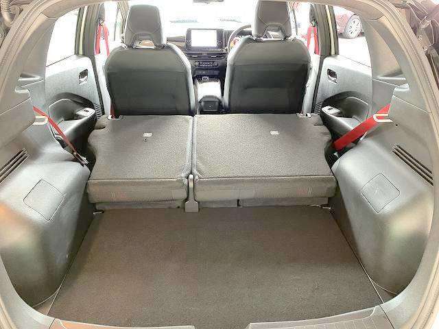 シートアレンジで大きな荷物の収納が出来ます！便利ですよね♪