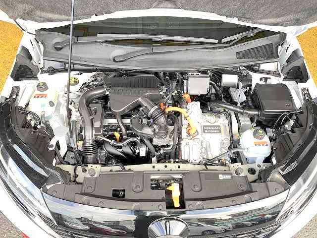 エンジンルームの状態もキレイで機関も良好です！当社では仕入時に90ヵ所以上の点検項目の確認や試乗も実施してます！問題のない車両を店頭にて販売しております！