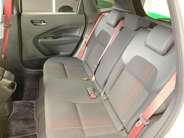 ゆったり座れるリアシート！足元スペースも広々としていて、乗り心地も良いです！シートの座り心地も良くてくつろげますよ♪