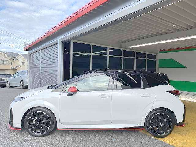 外装も特に目立つキズ等も無くキレイです！お探しの方はお早めに！全国納車も可能です！実際に現車確認が難しい当店より遠方の方でも一度ご相談下さい！