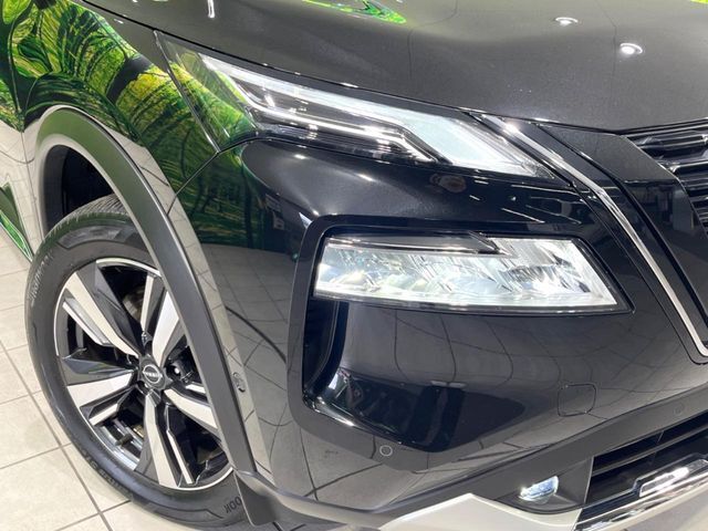 【LEDヘッドライト】悪天候や夜間走行時も良好な視界を確保し安心して運転できる高輝度LEDヘッドライトを装備！点灯速度が早く、消費電力も抑えられています。