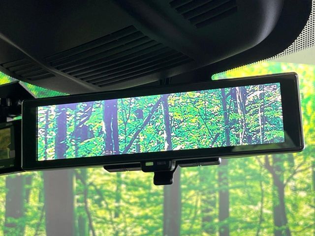 【インテリジェントルームミラー】後席の大きな荷物や同乗者で後方が確認しづらい時でも安心！カメラが撮影した車両後方の映像をルームミラー内に表示。クリアな視界で状況の確認が可能です！