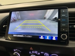 リバースギアに入れるだけで後方の表示へ切り替わります。夜間や雨の日の駐車も楽になりますよ。