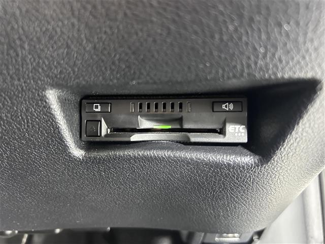 【ETC】有料道路を利用する際に料金所で停止することなく通過できる、ETC車載器（ノンストップ自動料金収受システム機器）が装備されています。セットアップを行うことで利用可能になります。