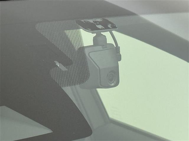 【ドライブレコーダー】映像・音声などの運転中の記録を残します。事故などを起こした起こされた時の証拠になりえますので、もしも時でも安心ですね。