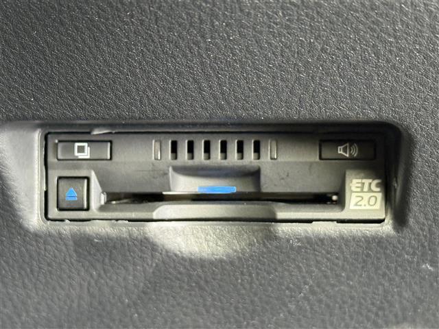 【ナビ連動型ETC2.0（DSRC/ITSスポット）】ETCカードを挿入すれば料金所はノンストップで通過できます。ETC限定の割引や、高速道路の情報提供サービスを利用できます。