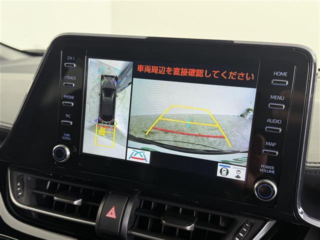 【パノラミックビューモニター】クルマを真上から見下ろした視点で駐車をサポートします！クルマの斜め後ろや真横など、いち早く障害物に気が付くことができます。