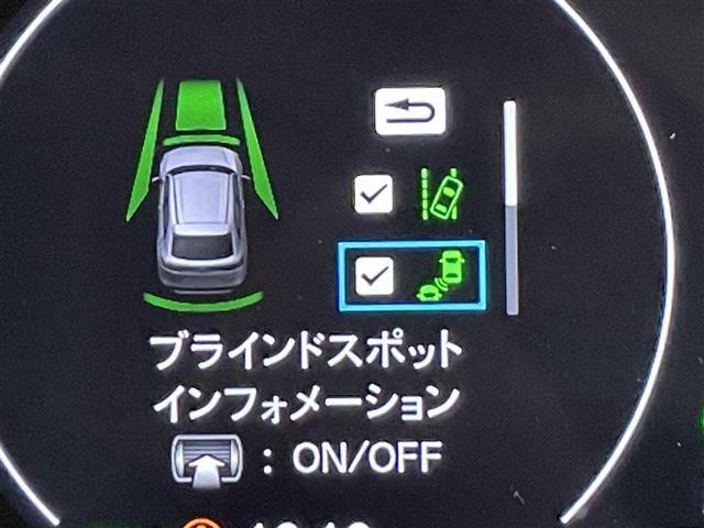 【ブラインドスポットモニタ】レーダーにより隣車線の車両を検知。車両を検知した側の表示灯が点灯。車両を検知している側に車線変更をしようとした場合、ブザーと表示で危険をお知らせします。