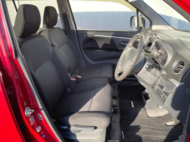 運転席まわりには十分なスペースがあり、大柄な方でもゆったり運転していただける環境です。
