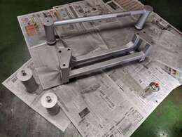 今回製作したボディリフト用の専用ブロック。左右の連結による強度アップ。適正な厚みを持った材料を選択する事で、不要な重量増を防ぎ荷台部分も強度はもちろん、脱着性や空間の有効利用等を考慮しブロックを製作