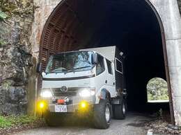 ホワイト系のランプはすべてLED化。フォグはツーカラーで、瞬時に切り替え可能。視認性、ファッション性も両立。メインのヘッドランプはスフィアライトのライジングIIIで、爆輝。もちろんバックランプも…♪