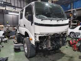 製作過程。キャビンや荷台をメインフレームから外し、強度重視の専用ブロックを製作。200mm（約8inc）ボディリフト。配線、ホース類、エアコン配管等を延長、加工、製作仕組み付け。独特なノウハウが要ります。