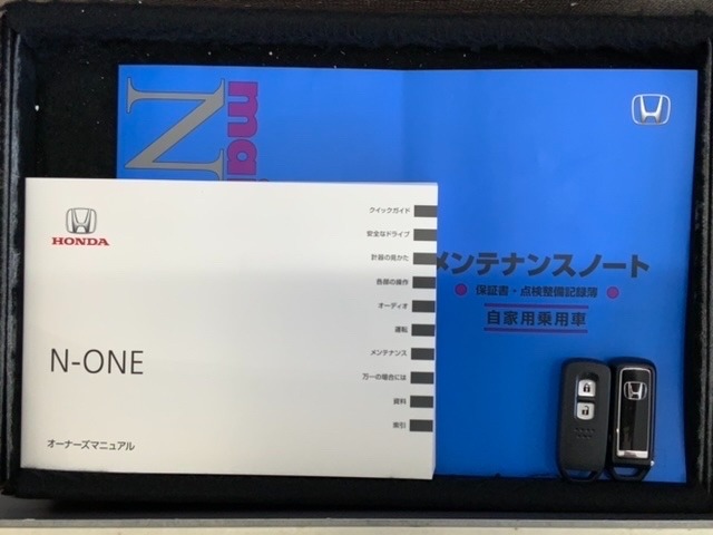 スマートキーは鍵をバッグに入れたままでもドアロックの開閉やエンジンのON・OFFができます。夜間や雨の日も鍵を探さなくて良いので便利です。