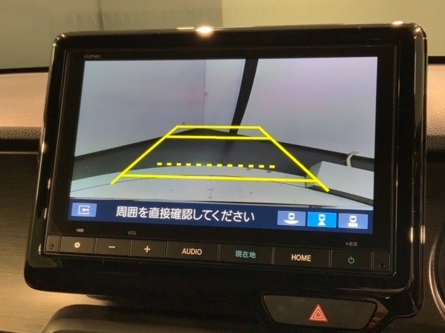 リバースギアに入れるだけで後方の表示へ切り替わります。夜間や雨の日の駐車も楽になりますよ。