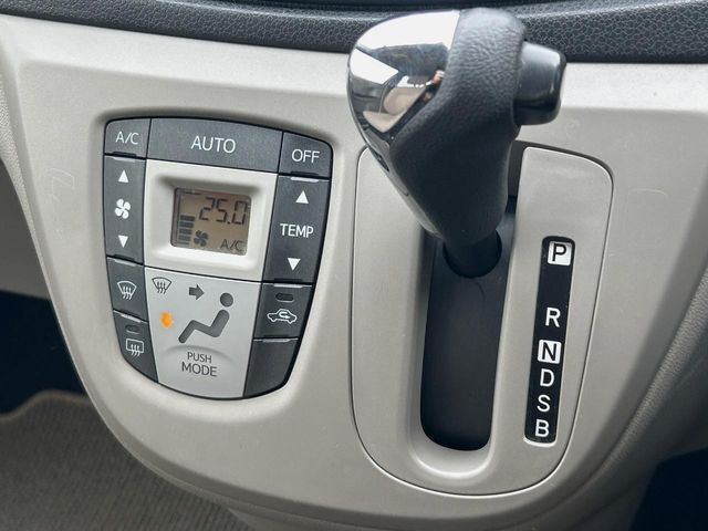【オートエアコン】一度お好みの温度に設定すれば、車内の温度を検知し風量や温度を自動で調整。暑い…寒い…と何度もスイッチ操作をする必要はありません。快適な車内空間には必須の機能ですね♪